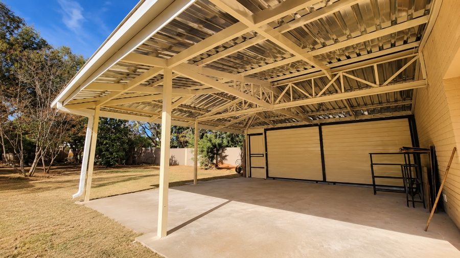To Let 3 Bedroom Property for Rent in Flamwood North West